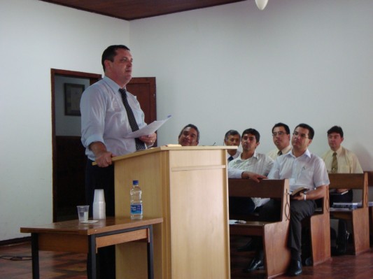 Pr. Jefferson Eickoof, ministrando no Primeiro Seminário de Líderes de Jovens de Porto Alegre.